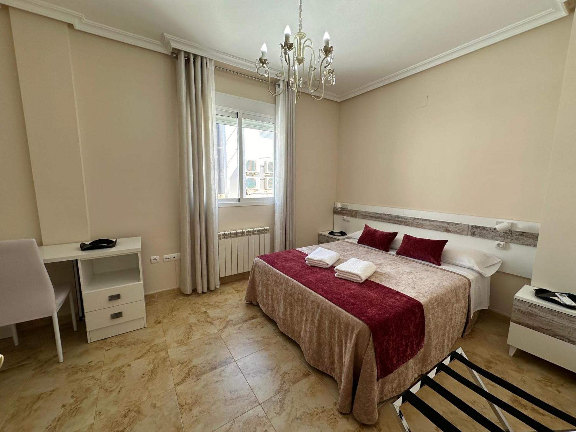 Casa Grande De Tres Plantas Con Parking Gratis Villa Linares  Bagian luar foto