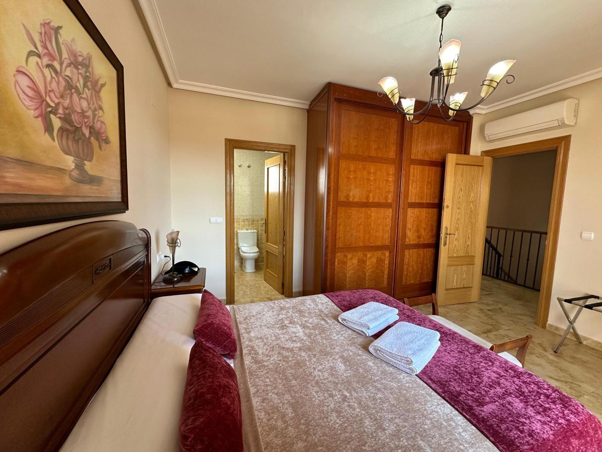 Casa Grande De Tres Plantas Con Parking Gratis Villa Linares  Bagian luar foto