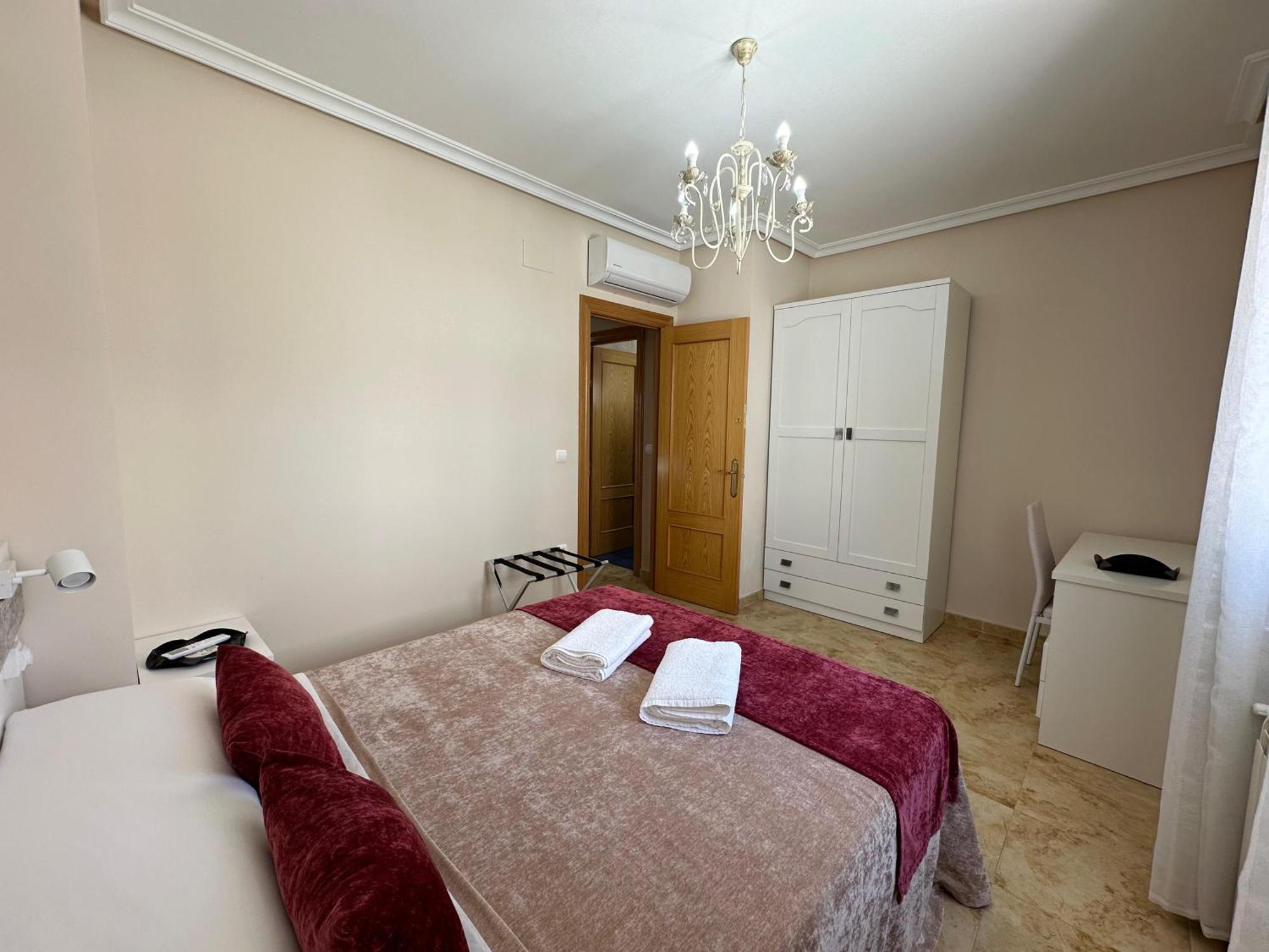 Casa Grande De Tres Plantas Con Parking Gratis Villa Linares  Bagian luar foto