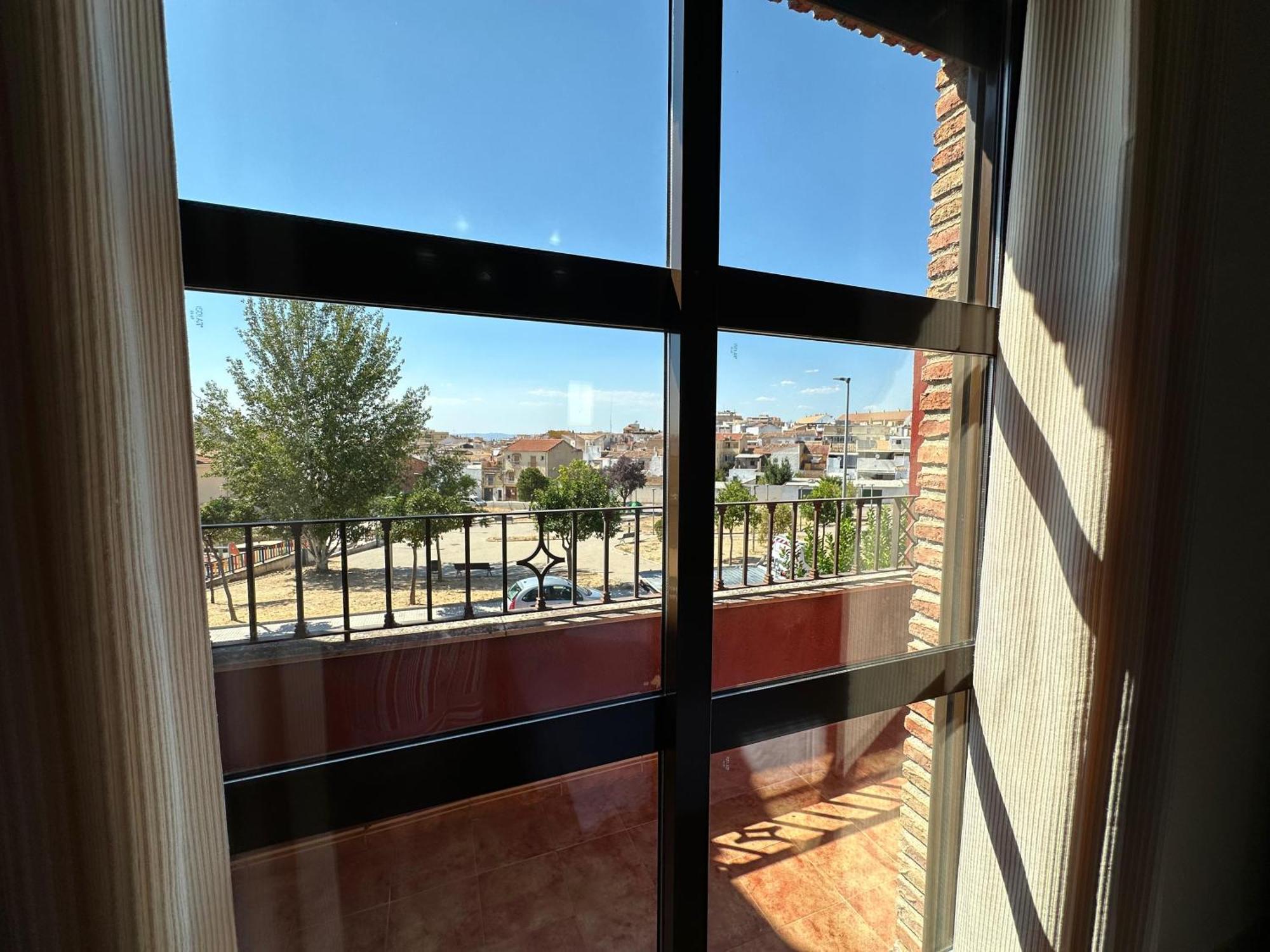 Casa Grande De Tres Plantas Con Parking Gratis Villa Linares  Bagian luar foto